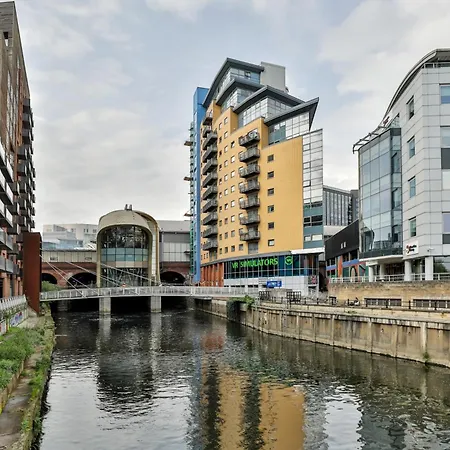 Stylish Large In Leeds * ليدز